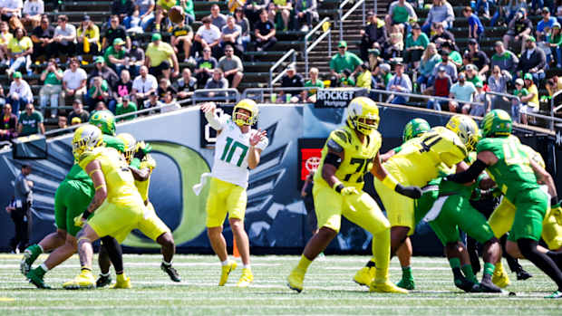 bo-nix-throwing-behind-offensive-line-spring-game